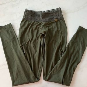 Cute booty lounge army green leggings scrunch bottom NWOT